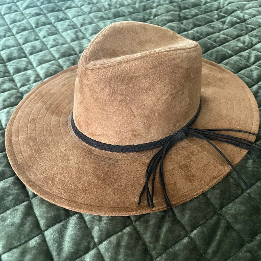 Women’s Hat - Picture 1 of 5